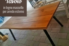 Tavolo per arredo esterno, piano in legno massello e gambe in ferro