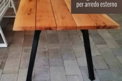Tavolo con pian in legno e gambe in ferro